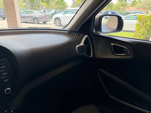 Used 2025 Kia Soul LX w/ LX Technology Package FWD image 30