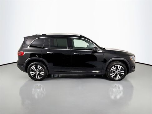Used 2025 Mercedes-Benz GLB 250 4MATIC image 4