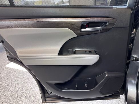 Used 2020 Toyota Highlander Limited image 42