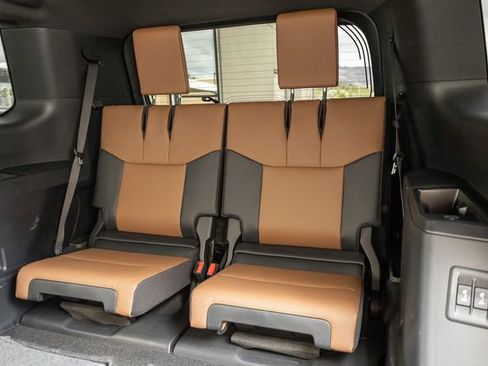 Used 2024 Lexus GX 550 w/ Accessory Package (2T) AWD/4WD image 13