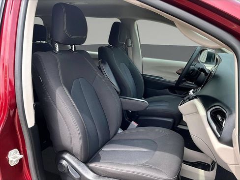 Used 2023 Chrysler Voyager LX FWD image 33