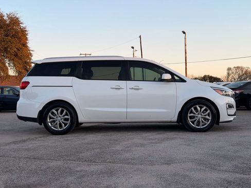 Used 2020 Kia Sedona EX image 2