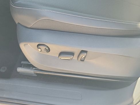 Used 2024 Volkswagen Tiguan SE image 24