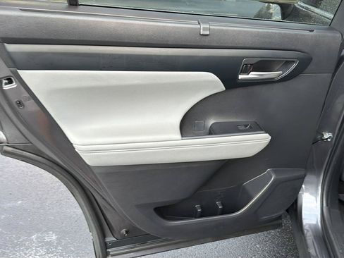 Used 2023 Toyota Highlander XLE FWD image 17