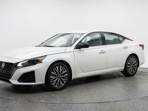 Used 2025 Nissan Altima 2.5 SV FWD image 3