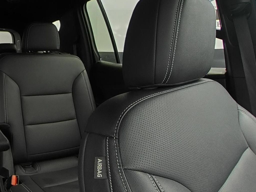 Certified 2025 Chevrolet Traverse LT AWD/4WD image 11