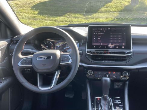 Used 2025 Jeep Compass Trailhawk AWD/4WD image 12