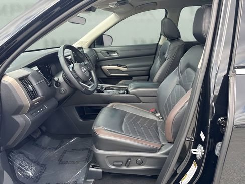 Used 2023 Nissan Pathfinder Platinum w/ Cargo Package image 9