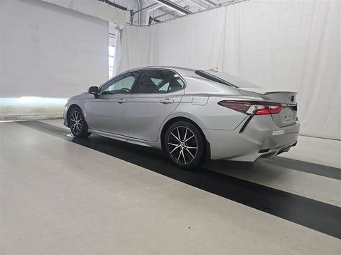 Used 2021 Toyota Camry SE w/ Cold Weather Package FWD image 4