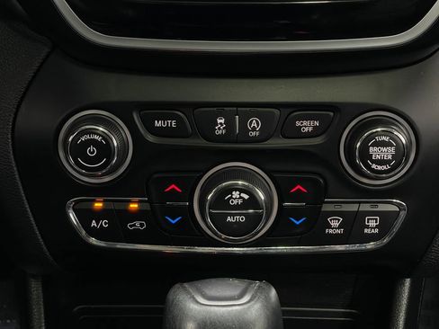 Used 2021 Jeep Cherokee Limited image 25