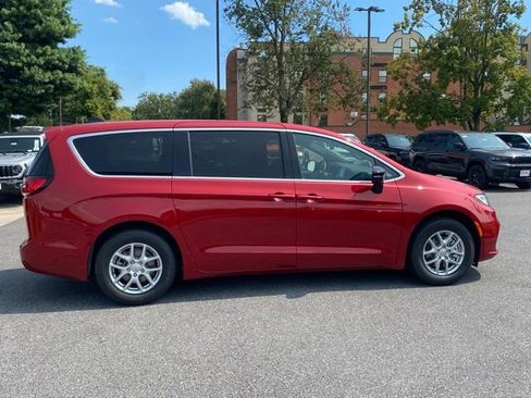 New 2026 Chrysler Pacifica Select image 9
