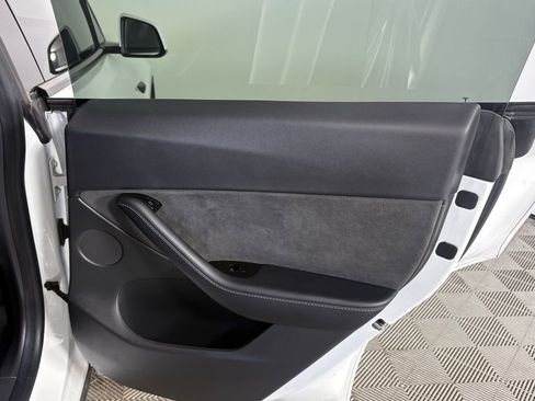Used 2021 Tesla Model Y Long Range image 17