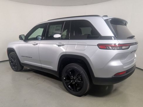 New 2025 Jeep Grand Cherokee Altitude image 6