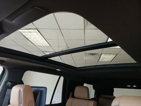 Used 2023 Cadillac Escalade Premium Luxury AWD/4WD image 18