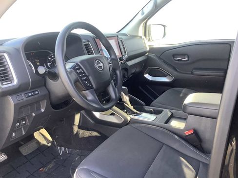 Used 2023 Nissan Frontier SV image 3