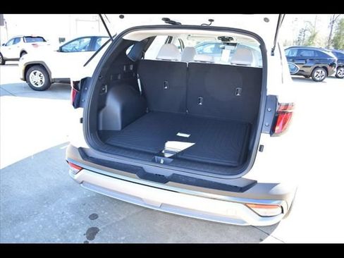 Used 2025 Hyundai Tucson SE FWD image 17