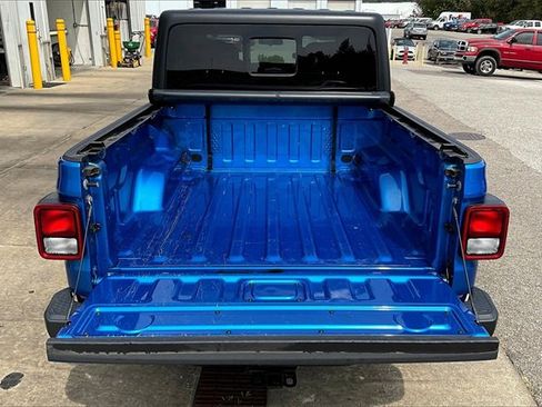 Used 2021 Jeep Gladiator Willys image 32