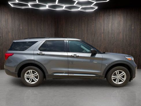 Used 2024 Ford Explorer XLT AWD/4WD image 2