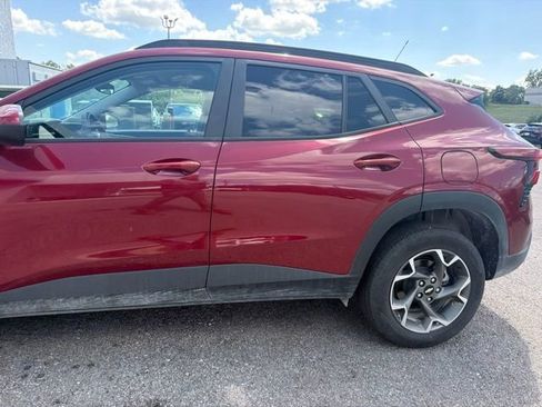 Used 2025 Chevrolet Trax LT FWD image 7