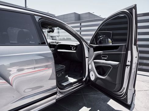 Used 2024 Bentley Bentayga AWD/4WD image 21