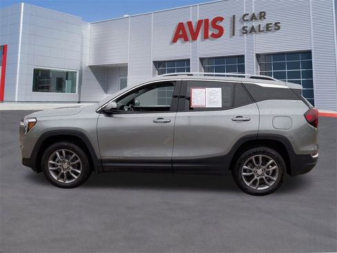 Used 2024 GMC Terrain SLT image 2