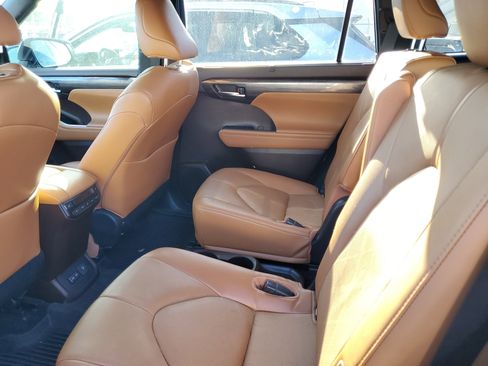 Used 2022 Toyota Highlander Platinum image 8