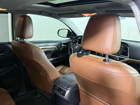 Used 2018 Toyota Highlander Limited FWD image 28