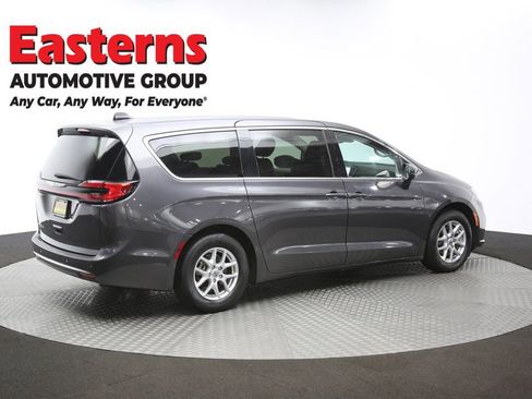 Used 2023 Chrysler Pacifica Touring-L image 43