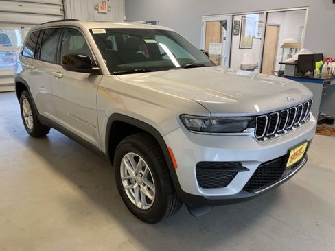 Used 2025 Jeep Grand Cherokee Laredo X w/ Luxury Tech Group I image 3