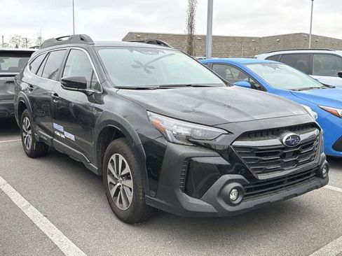 Used 2025 Subaru Outback Premium image 3