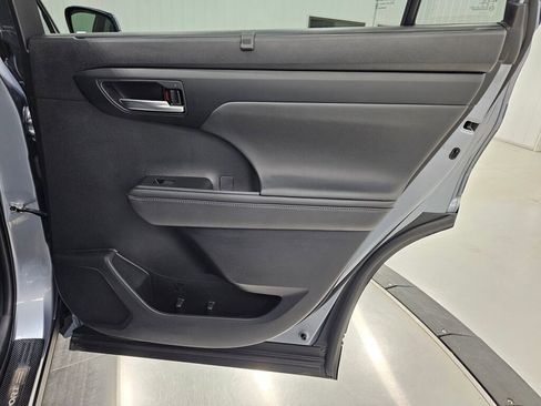 Used 2023 Toyota Highlander XLE image 31
