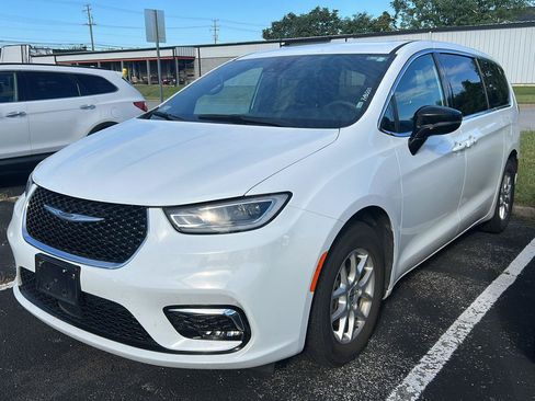 Used 2025 Chrysler Pacifica Select FWD image 1