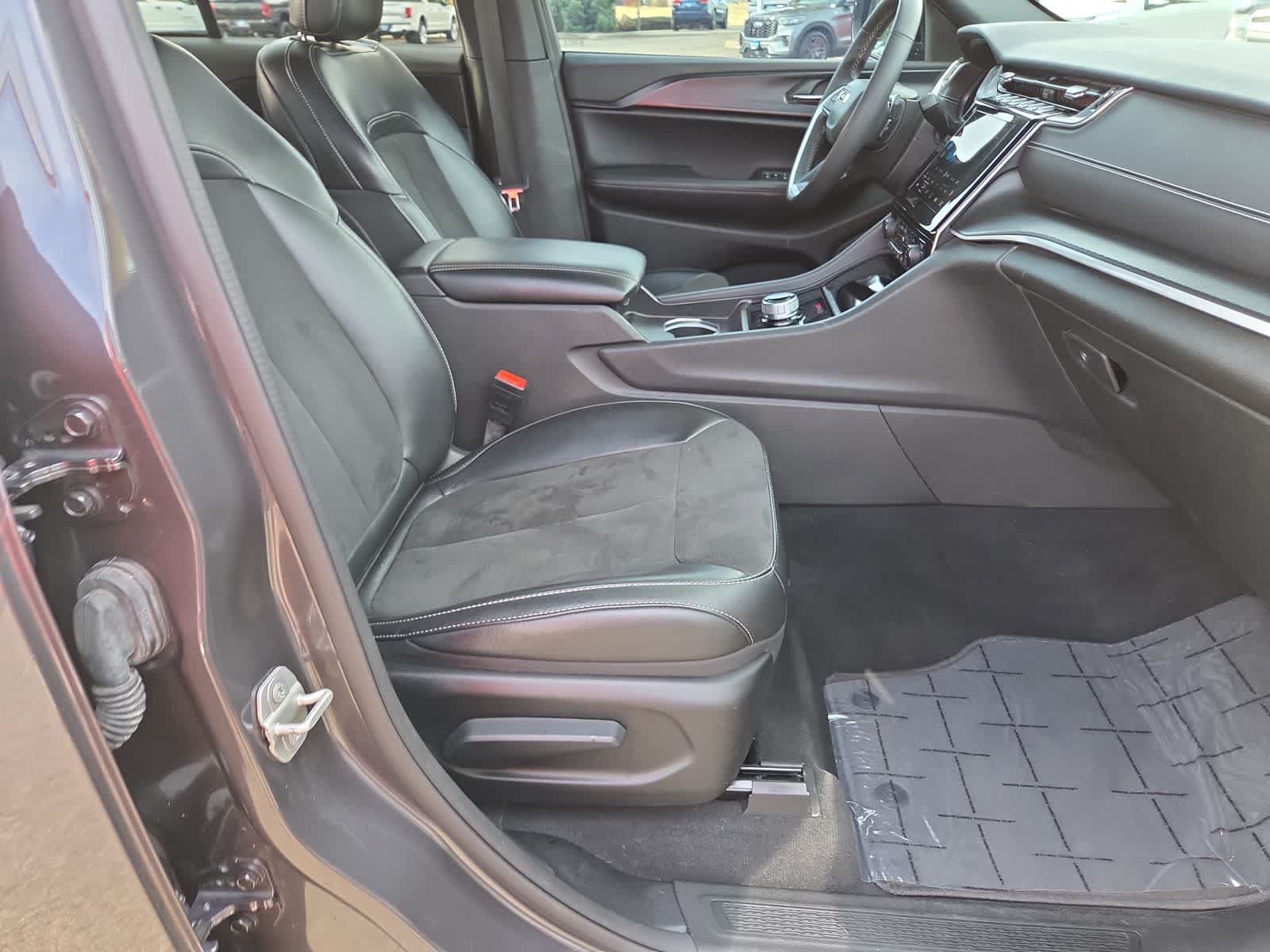 Used 2024 Jeep Grand Cherokee Altitude AWD/4WD image 22