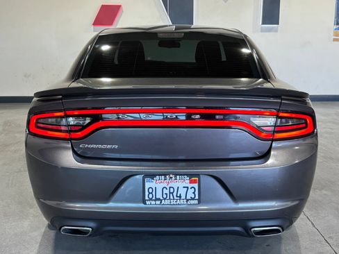 Used 2017 Dodge Charger SE RWD image 5