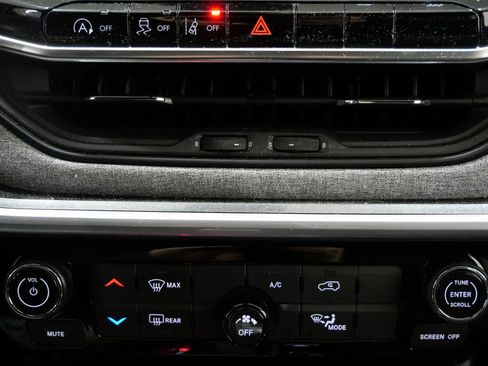 Used 2024 Jeep Compass Latitude image 19