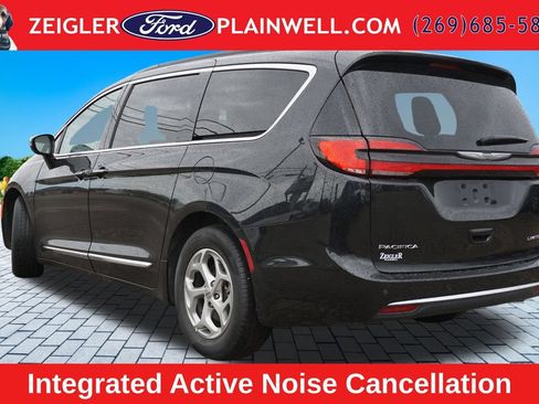 Used 2023 Chrysler Pacifica Limited FWD image 3