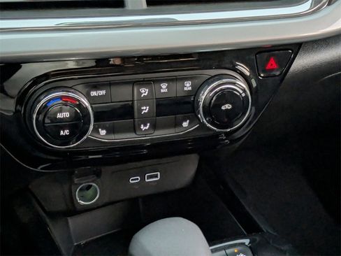 Used 2025 Chevrolet Trax LT w/ LT Convenience Package image 22