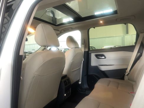 Used 2025 Nissan Rogue SL w/ Tech Package image 10