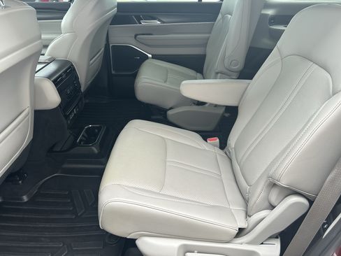 Used 2023 Jeep Wagoneer Series II w/ Premium Group I AWD/4WD image 18