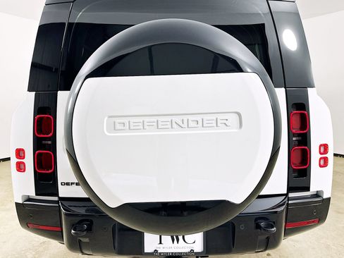 Used 2025 Land Rover Defender 130 X-Dynamic SE AWD/4WD image 39