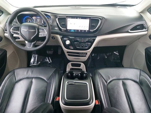 Used 2022 Chrysler Pacifica Touring-L image 9