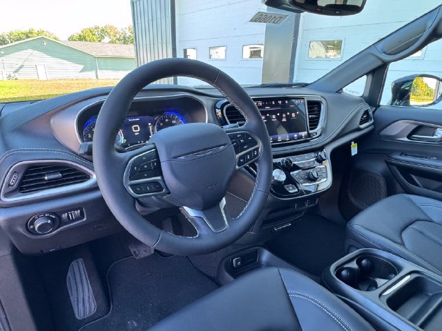 New 2027 Chrysler Pacifica Select FWD image 41