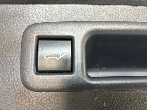 Used 2024 Toyota Highlander XLE AWD/4WD image 12