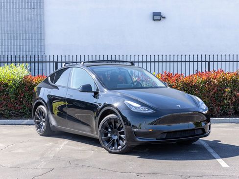 Used 2023 Tesla Model Y AWD image 10