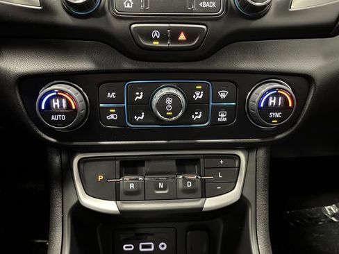 Used 2023 GMC Terrain SLT image 19