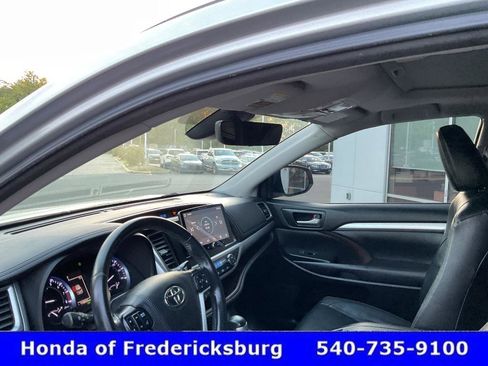 Used 2018 Toyota Highlander XLE AWD/4WD image 30