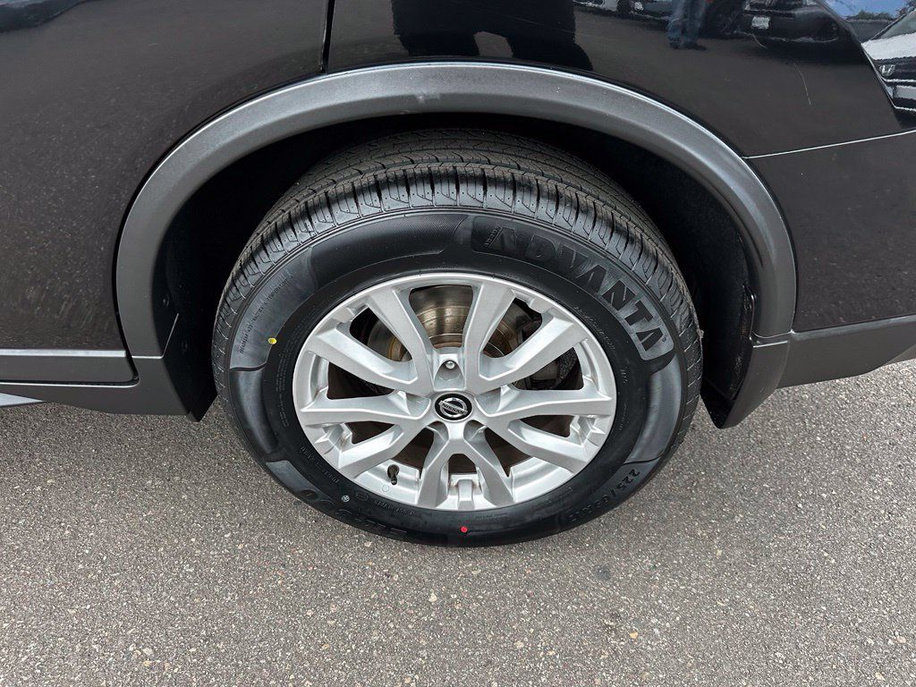 Used 2018 Nissan Rogue SV FWD image 12