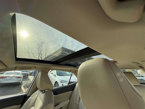 Used 2019 Toyota Camry XLE image 29