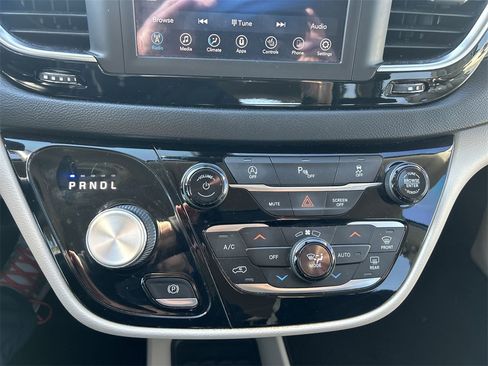 Used 2020 Chrysler Pacifica Touring-L image 24