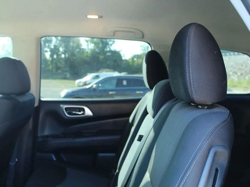 Used 2018 Nissan Pathfinder S image 19
